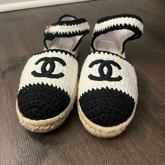 CHANEL 22C Braided Knit Crochet Two Tone CC Flat Espadrille Sandals - Picture 2 of 8